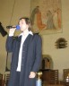 Richard Pachman zpívá v Betlémské kapli.
