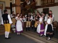 Muzikanti vítají hudbou a zpěvem přicházející účastníky tradičního 71. pošumavského věnečku ve vestibulu Národního domu