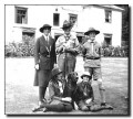 Robert Baden-Powell, zakladatel skautingu a světový náčelník(uprostřed), jeho manželka Olave, rozená St. Clair Soames, světová náčelní skautek, a jejich děti Peter, Heather a Betty