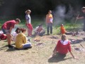 Jednou z praktických táborových dovedností je rozdělávání ohně - tábor o.s. Kadet v Údolí Mohykánů