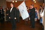 Předání „Vlajky identity“ Mezinárodní unie folklorních sdružení (IGF) Folklornímu sdružení ČR 8. února 2009 v Praze