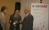 (Zleva:) Jiří Zajíc (NIDM), Aleš Sedláček (předseda ČRDM) a Jiří Veverka (ředitel NIDM) v neformální debatě na evropské Konferenci o mládeži