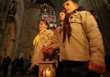 Skauti předávají Betlémské světlo v katedrále sv. Víta v Praze 18. 12. 2009 (foto Jan Langer)
