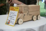 Dřevěná hračka, již pro charitativní aukci věnoval na Bambiriádě 2012 náčelník Generálního štábu AČR Vlastimil Picek. (Foto Jiří Majer)