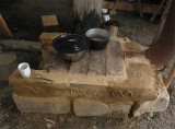 Nově postavená kamna po útoku vandalů v keltském skanzenu v Nasavrkách (o.s. Boii)