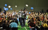 Létající Čestmír v podobě člena sdružení Romana Málka za doprovodu balonků zaujal na šest set účastníků, kteří dali Chrudimákům hlas (foto: Pavel Hofrichter)
