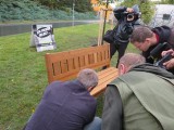 Upevňování vzpomínkové lavičky válečných veteránů v žižkovském parčíku v rámci projektu 72 hodin (foto Michala K. Rocmanová)