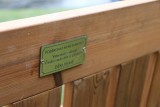 Vzpomínková lavička válečných vetránů - detail štítku s věnováním (foto Jiří Majer)