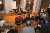Z diskusního setkání ve Skautském institutu - u stolku vlevo Jan Bubeník, vpravo Tomáš Heller (foto Jiří Majer)