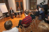 Z diskusního setkání ve Skautském institutu - u stolku vlevo Jan Bubeník, vpravo Tomáš Heller (foto Jiří Majer)