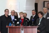 Na setkání s novináři vystoupili zástupci Platformy Svobodu médiím! a také společenských organizací, jež podporují novelu předloženou skupinou poslanců (foto Jiří Majer)